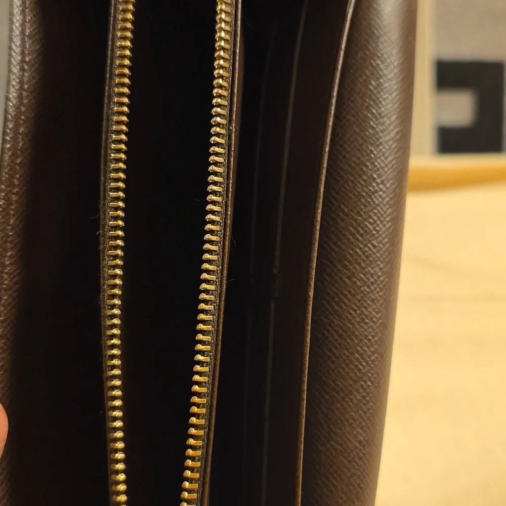 Louis Vuitton wallet in iconic Damier Ebene coated canvas with gold hardware - Picture 11 of 12